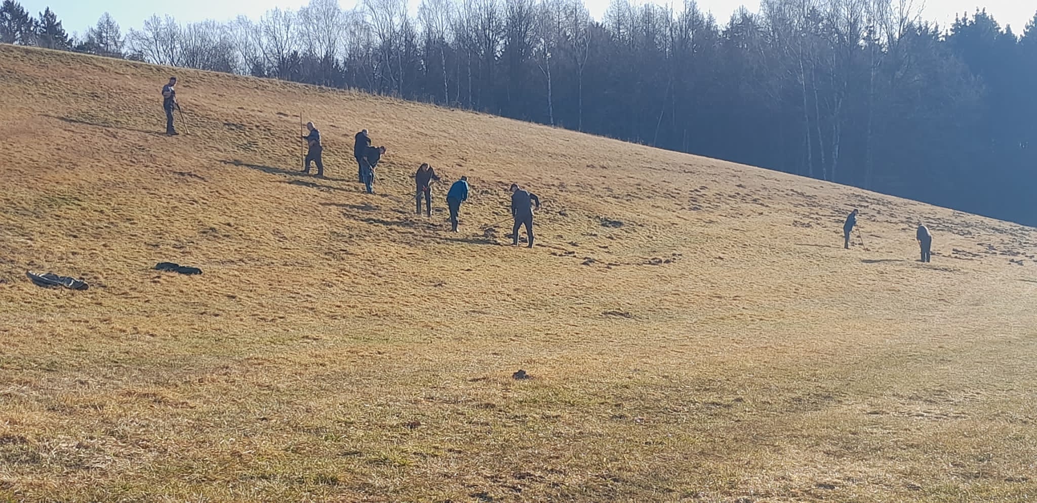 Rojnice s hráběmi a nohy zároveň zašlapávají.